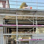 Arbeiten an der Fassade der Pausenhalle